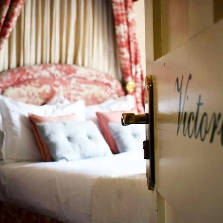 מלון באת' The Windsor Town House מראה חיצוני תמונה A room at the Victoria