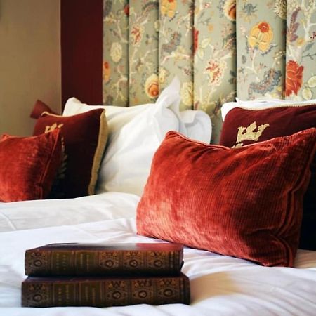מלון באת' The Windsor Town House מראה חיצוני תמונה A bed with cushions