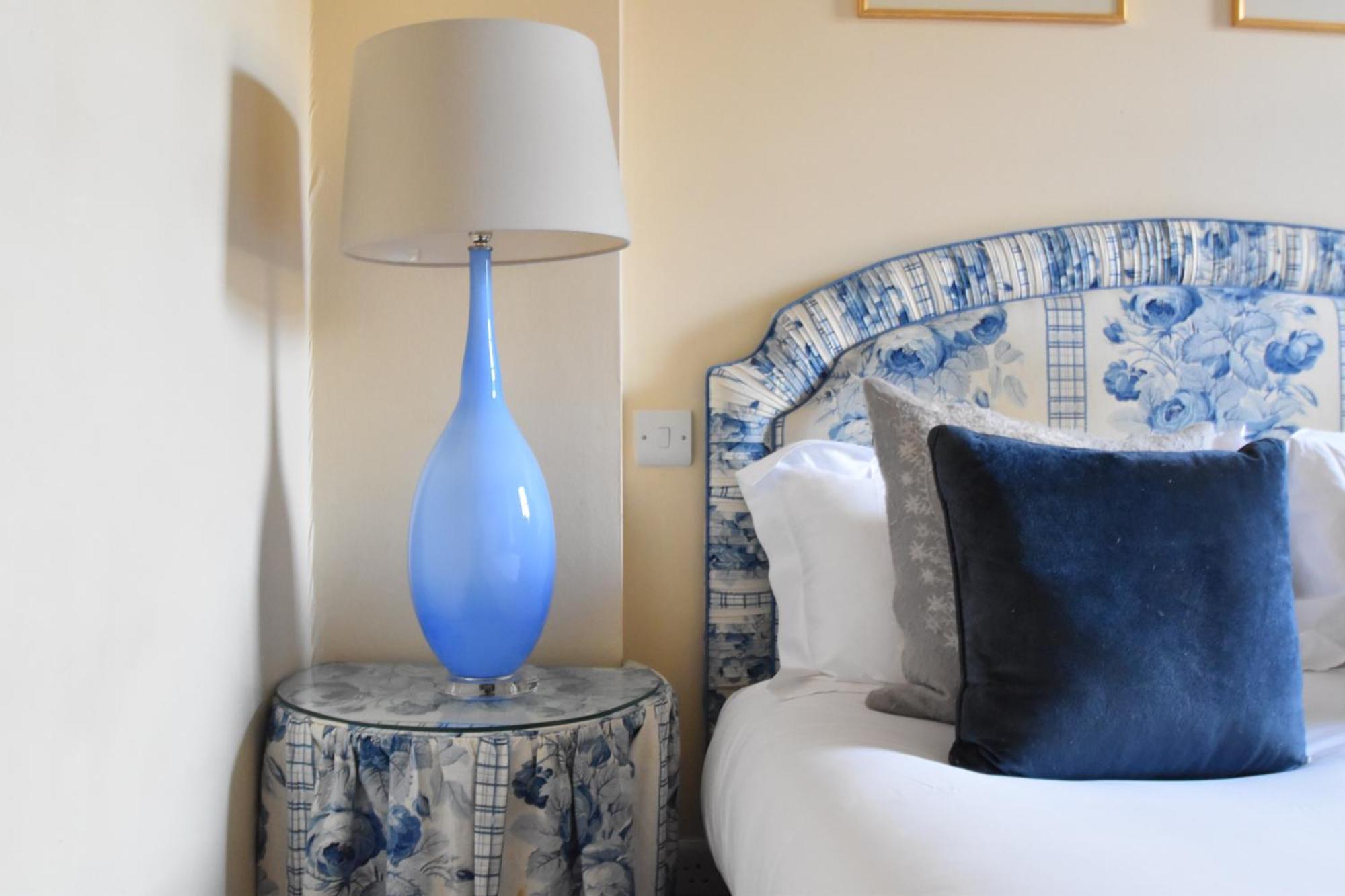 מלון באת' The Windsor Town House חדר תמונה A blue glass lamp