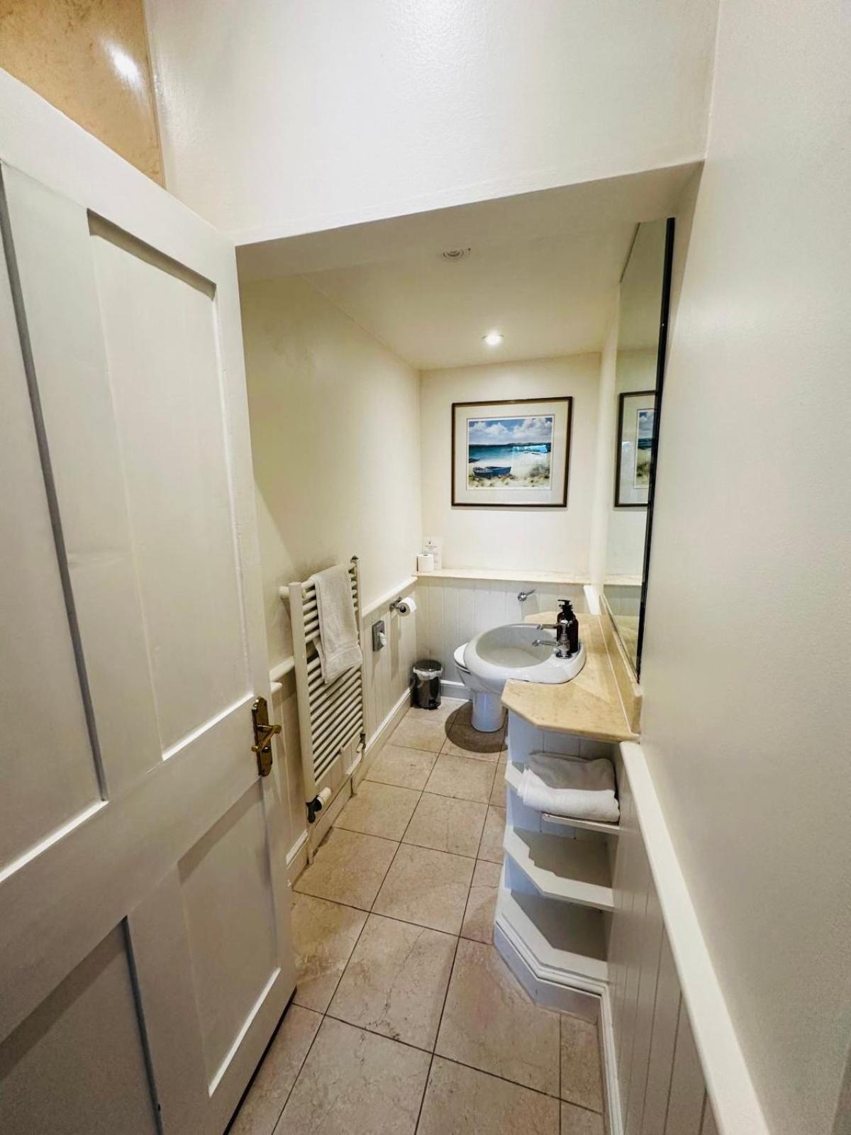מלון באת' The Windsor Town House חדר תמונה A typical bathroom