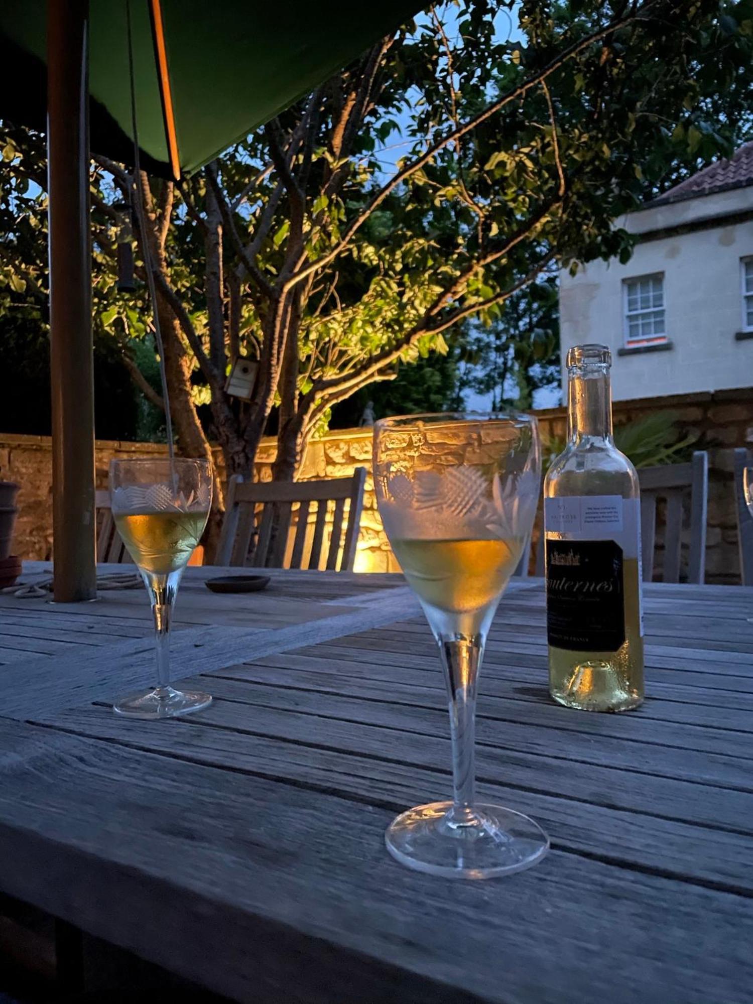 מלון באת' The Windsor Town House חדר תמונה A glass of wine