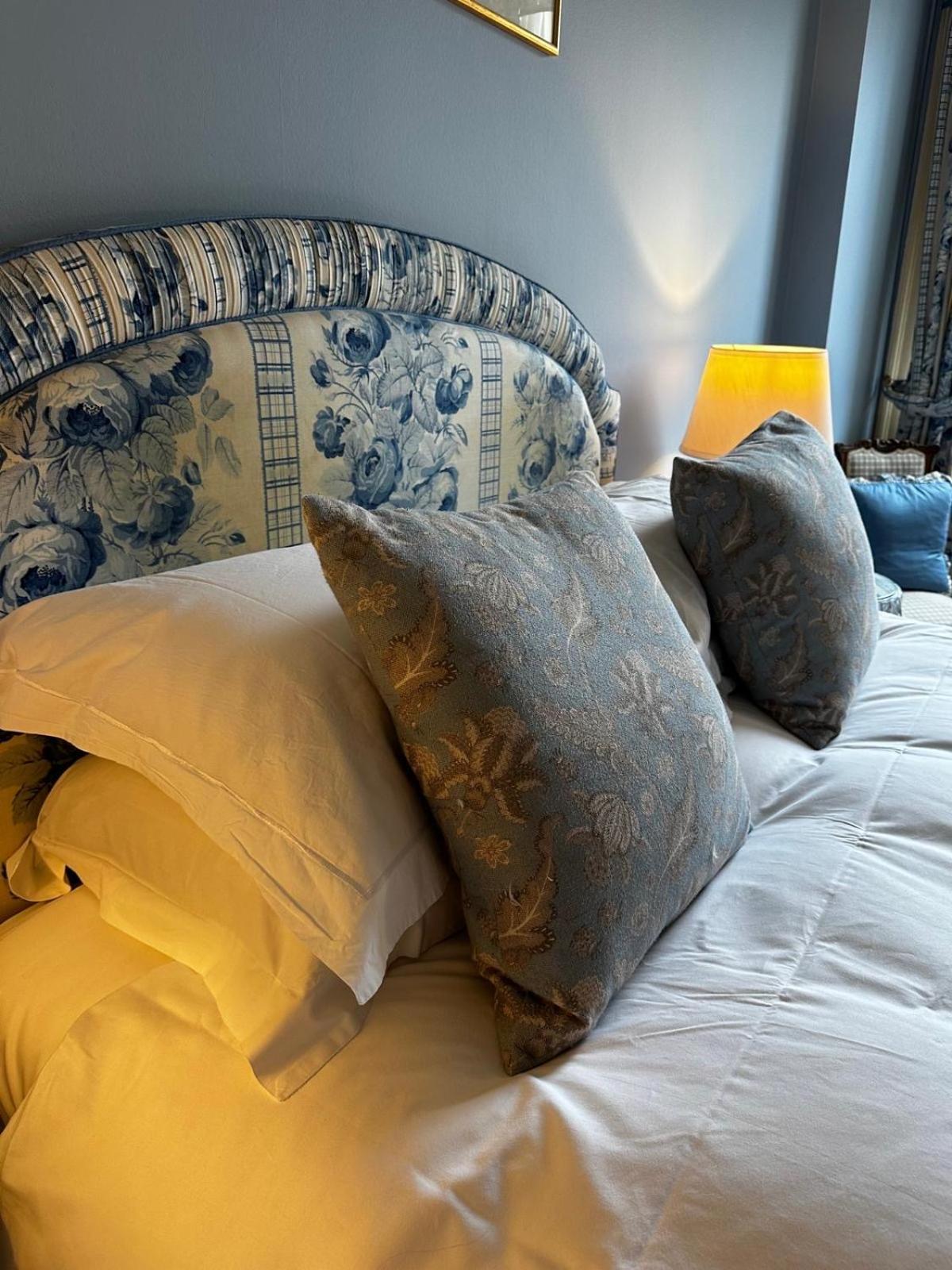 מלון באת' The Windsor Town House מראה חיצוני תמונה Cushions on a bed