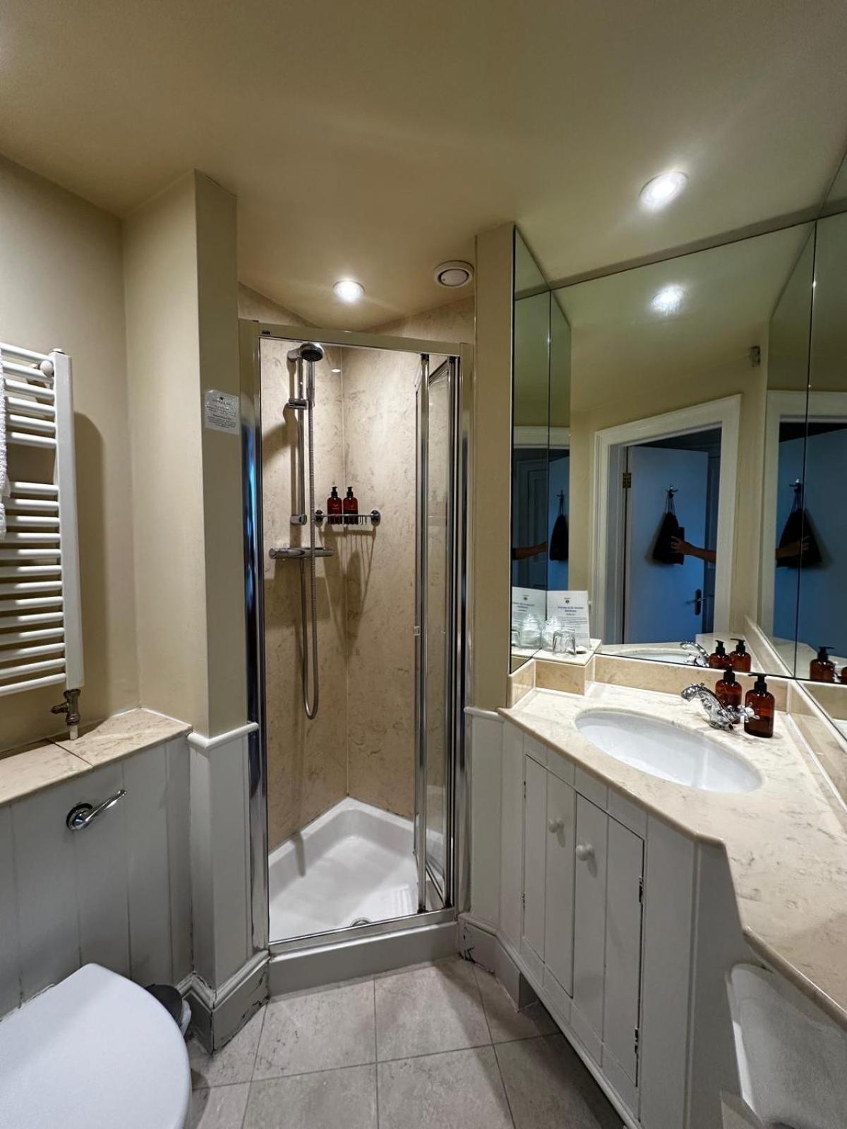מלון באת' The Windsor Town House מראה חיצוני תמונה A shower cubicle