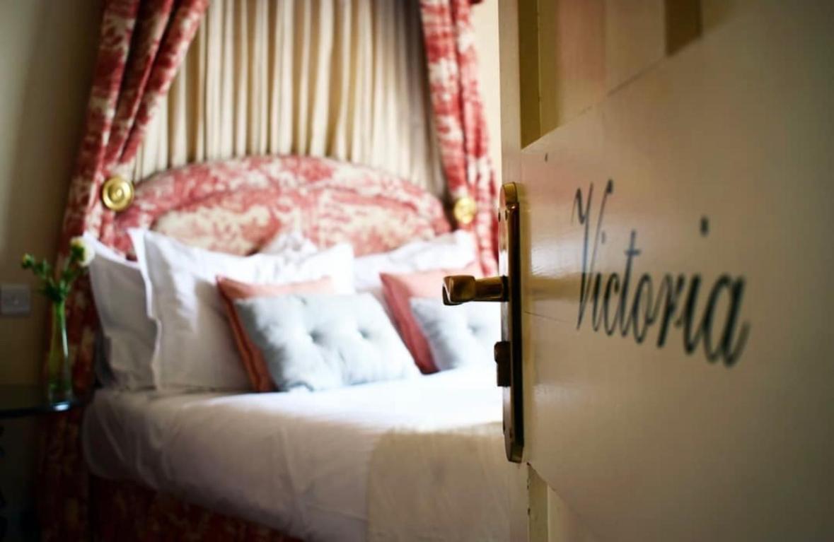 מלון באת' The Windsor Town House מראה חיצוני תמונה A room at the Victoria