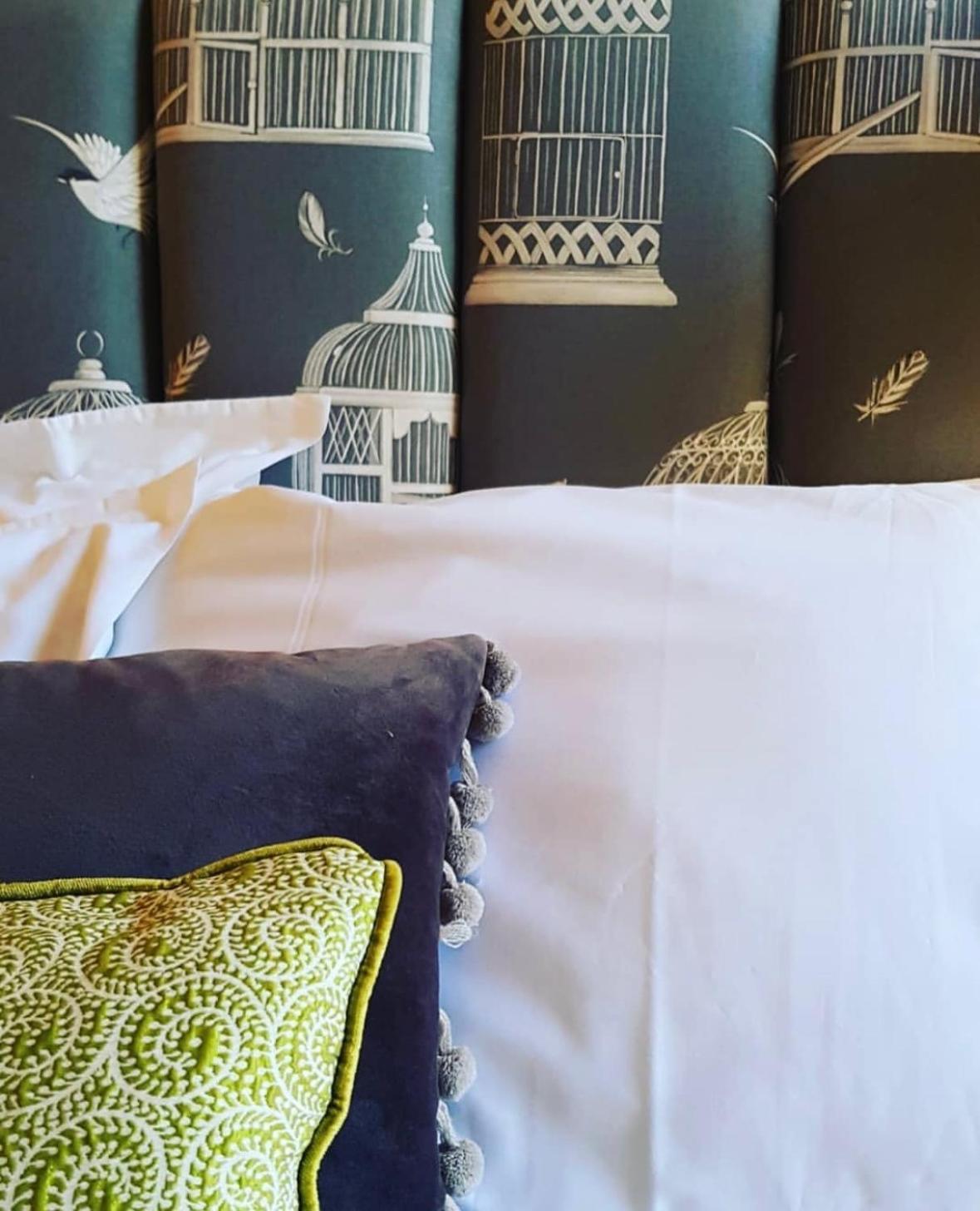 מלון באת' The Windsor Town House מראה חיצוני תמונה A bed with a white sheet