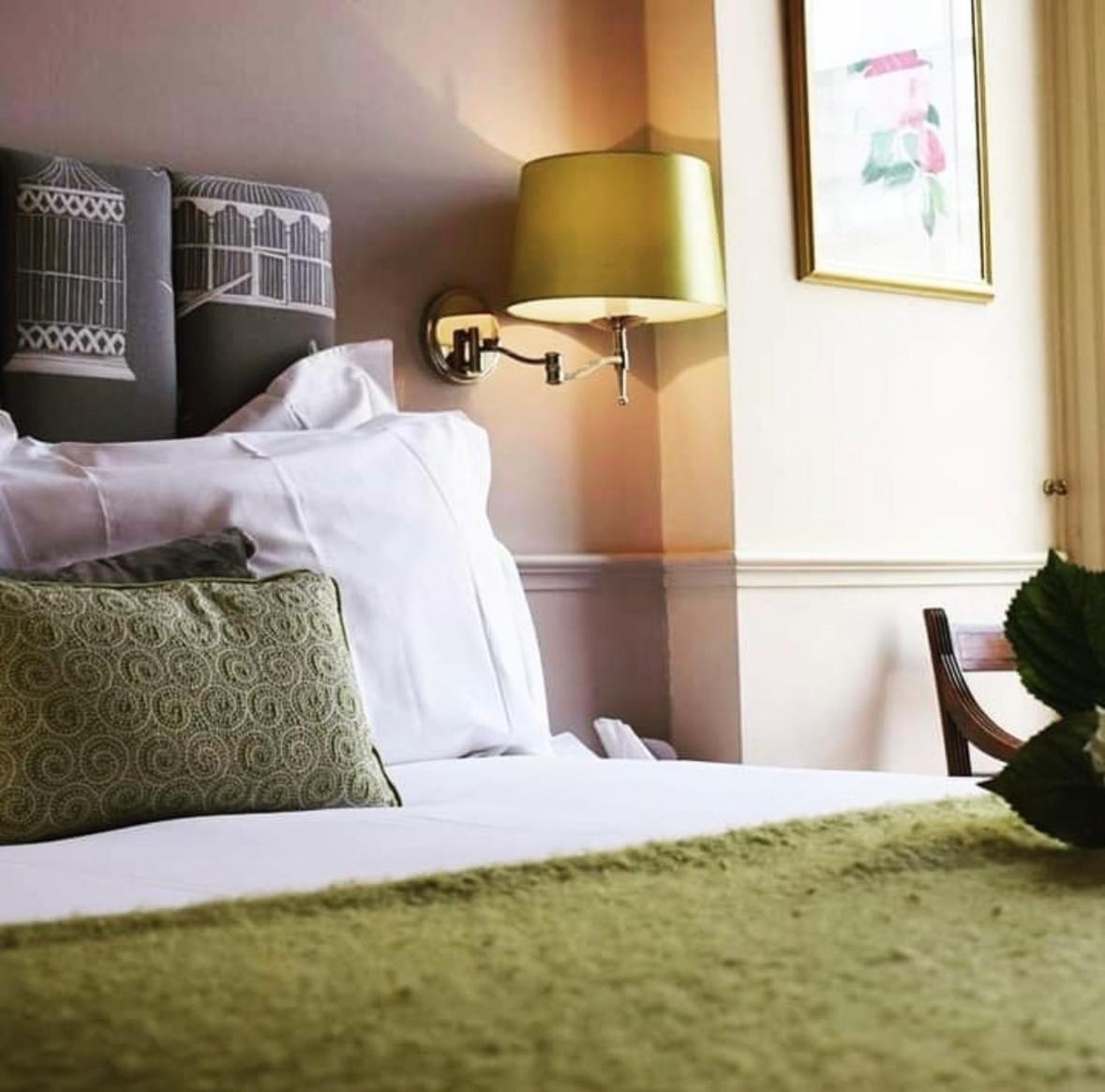 מלון באת' The Windsor Town House מראה חיצוני תמונה A bedroom at the hotel