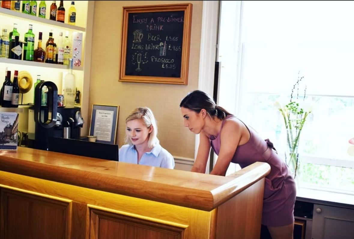 מלון באת' The Windsor Town House מראה חיצוני תמונה A hotel receptionist