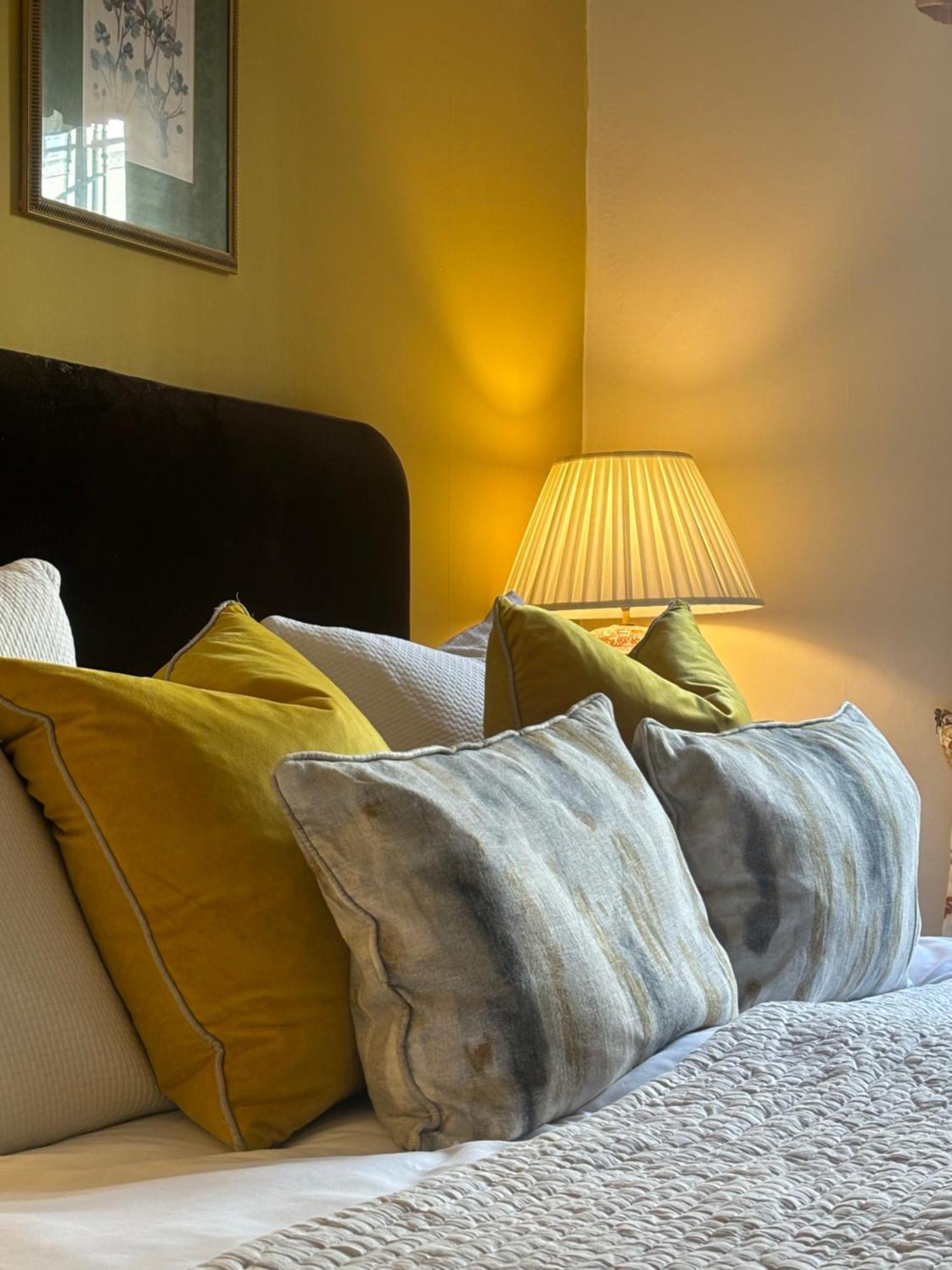 מלון באת' The Windsor Town House חדר תמונה A pleated lampshade