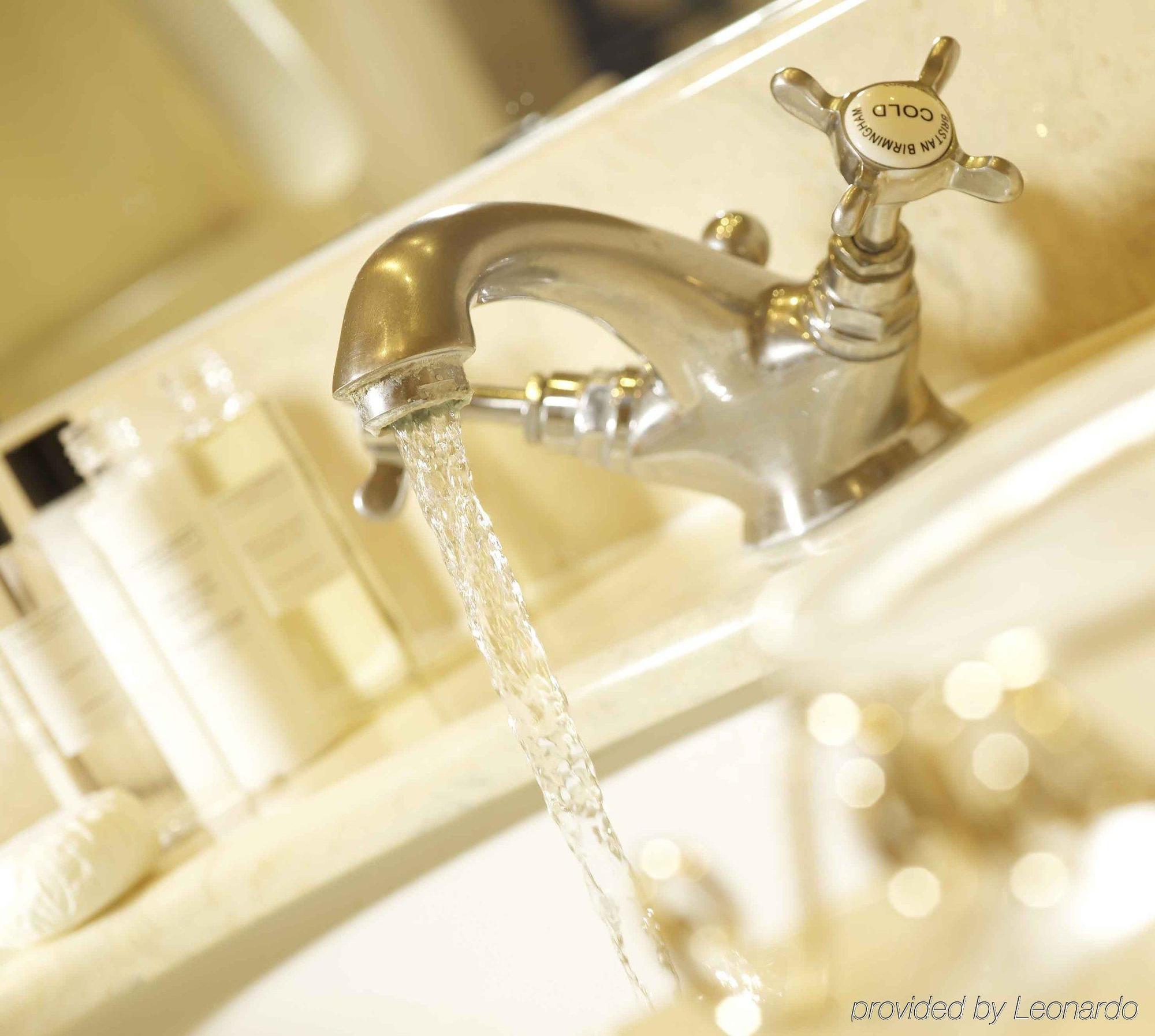 מלון באת' The Windsor Town House מראה חיצוני תמונה A kitchen tap