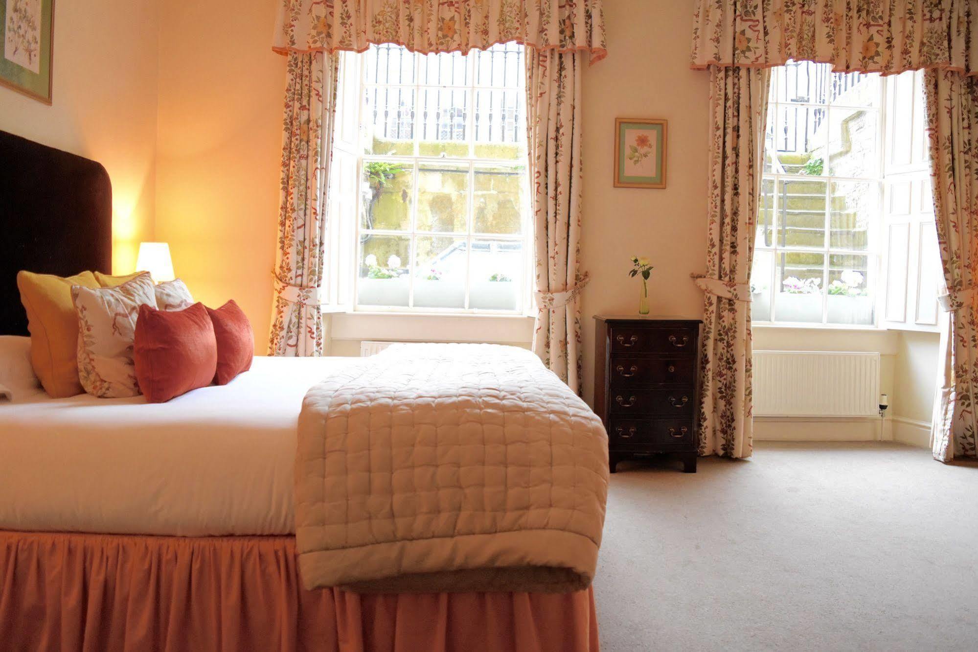 מלון באת' The Windsor Town House מראה חיצוני תמונה A bedroom at the hotel